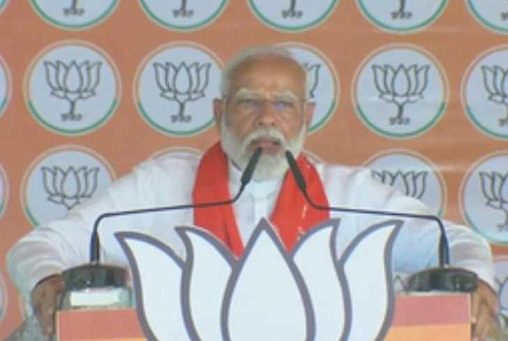 इटावा में पीएम मोदी ने मुलायम सिंह को किया याद, शिवपाल यादव पर ली चुटकी, कहा- दिल की बात ज़ुबान पर आ गई